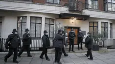Polisi berdiri di luar rumah sakit King Edward VII di London, Kamis (18/2/2021). Pihak keluarga kerajaan Inggris mengatakan suami Ratu Elizabeth II, Duke of Edinburgh Pangeran Philip (99), dirawat di rumah sakit setelah merasa tidak enak badan pada Selasa (16/2) malam. (AP Photo/Frank Augstein)
