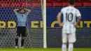 Meski jual beli serangan terus terjadi, Uruguay dan Argentina tidak mampu mencetak gol hingga laga berakhir. (AP/Ricardo Mazalan)