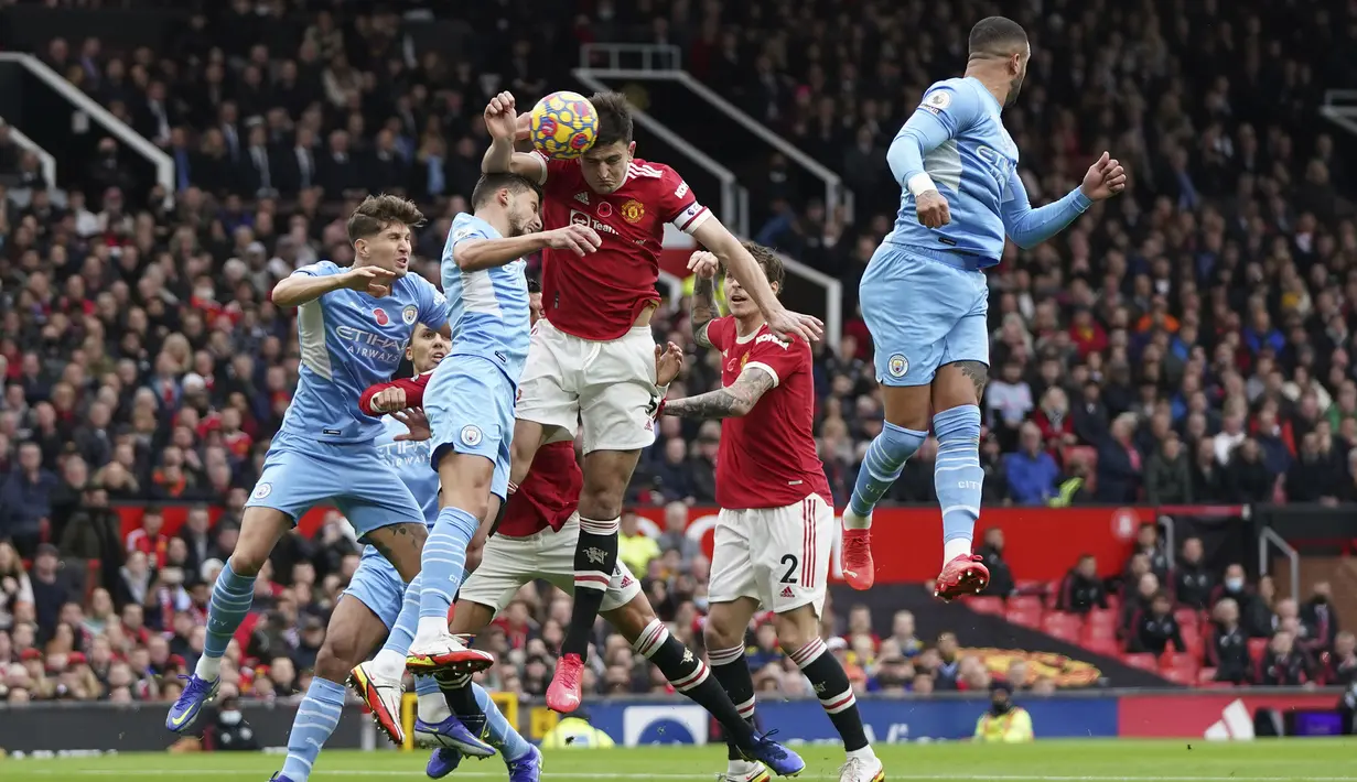Untuk urusan sepak pojok pun, Manchester United tertinggal jauh dari Manchester City. Harry Maguire dan kawan-kawan hanya meraih satu kali sepak pojok sepanjang laga, sementara The Citizens 9 kali. (AP/Jon Super)