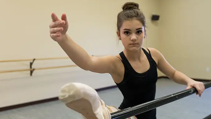 [Bintang] TBerkaki Terbalik 180 Derajat, Gadis Ini Sukses Jadi Balerina Muda