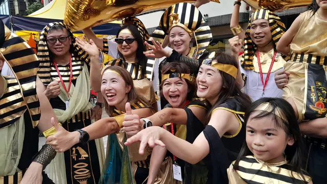 Tim dragon boat asal Hong Kong bernama MTR menghadirkan sosok Firaun dan perempuan Mesir.