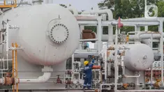 Pekerja beraktivitas di Lapangan Pertamina EP Sukowati Bojonegoro, Jawa Timur, Kamis (7/12/2023). (Liputan6.com/Angga Yuniar)