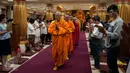 Salah satu prosesi perayaan Hari Trisuci Waisak di Wihara Ekayana Arama-Indonesia Buddhist Center, Tanjung Duren, Jakarta, Kamis (11/5). (Liputan6.com/Gempur M Surya)