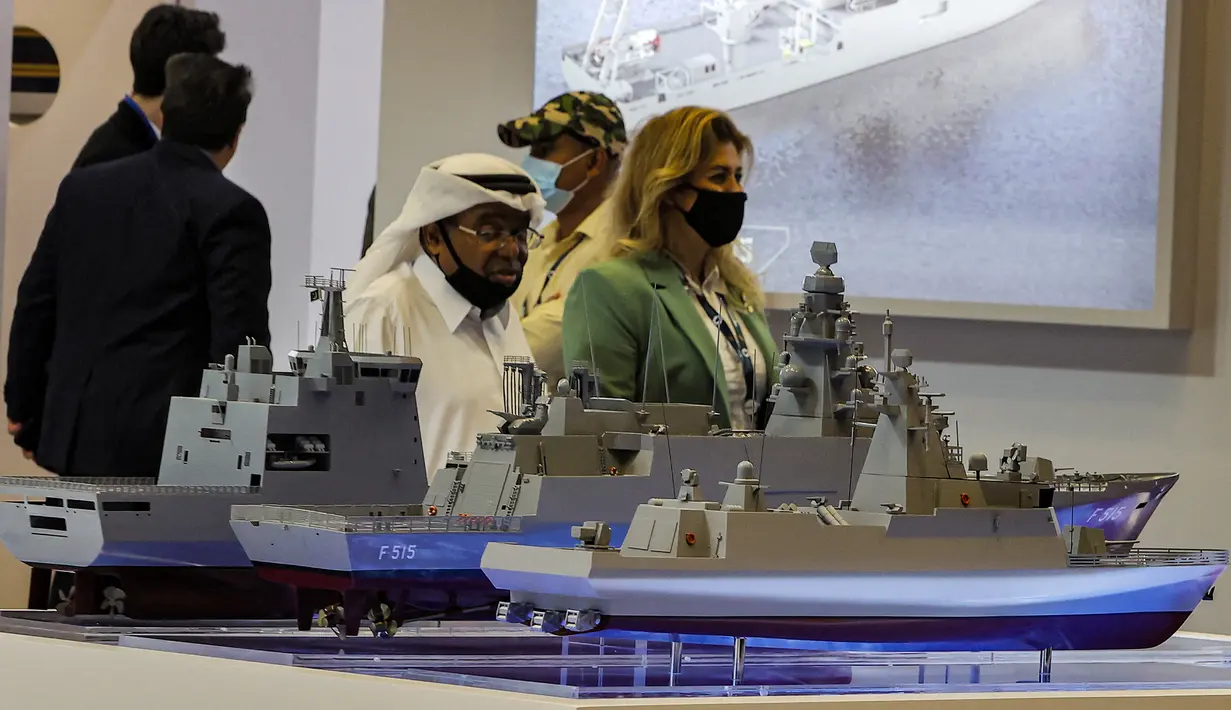 Tampilan maket kapal permukaan yang dipamerkan pada Pameran Pertahanan Maritim Internasional Doha atau Doha International Maritime Defense Exhibition (DIMDEX) di Doha, Qatar, 21 Maret 2022. (KARIM JAAFAR/AFP)