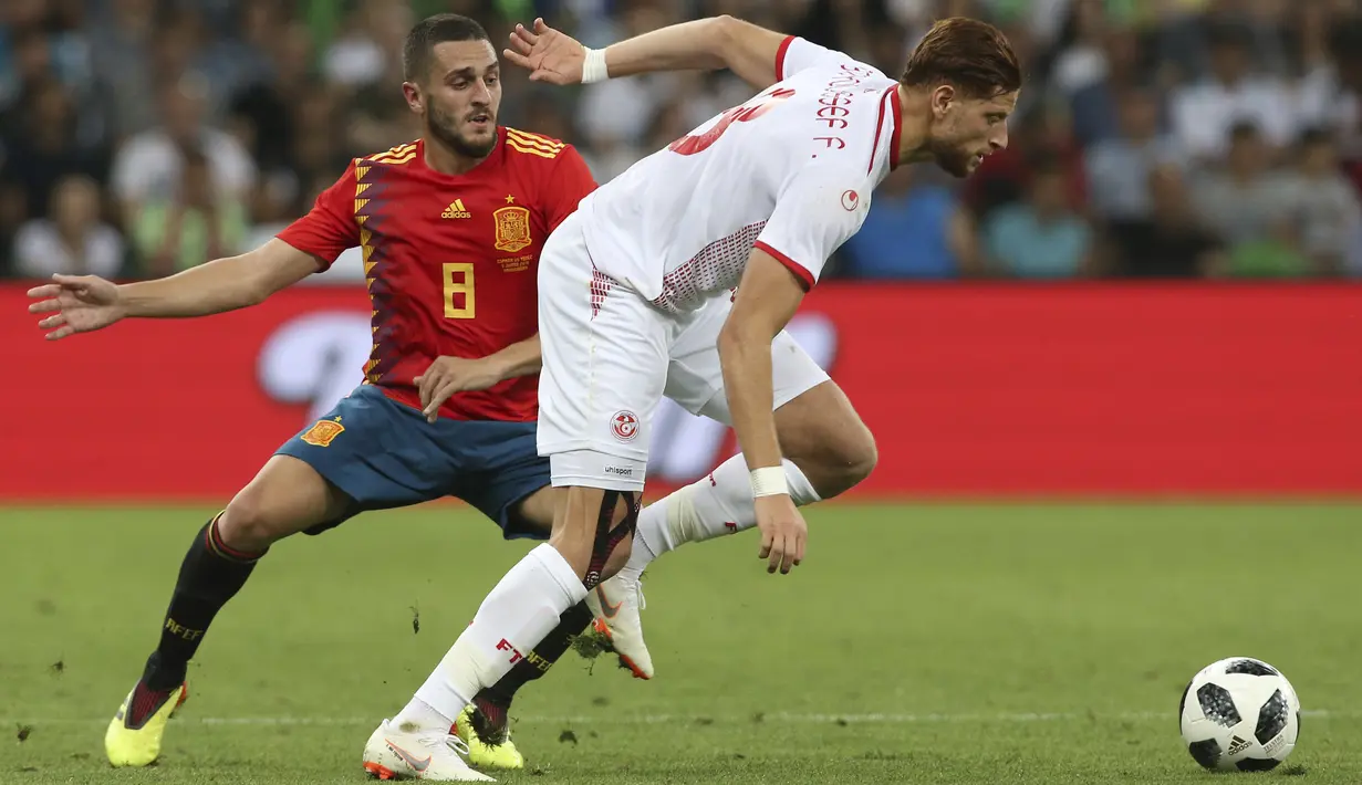 Pemain Tunisia, (kanan) berusaha melewati adangan pemain Spanyol, Koke pada laga uji coba di Krasnodar stadium, Rusia, (9/6/2018). Spanyol menang 1-0. (AP/STR)