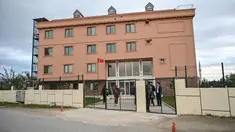 Suasana di depan gedung sekolah di distrik Silivri, Istanbul, Istanbul (29/12/2019). Di sebuah sekolah di pinggiran Istanbul, anak-anak Uighur mengikuti kelas sebelum dan sesudah sekolah reguler mereka. Melalui sekolah ini, mereka diajarkan menjaga budaya dan bahasa Uighur. (AFP/Ozan Kose)