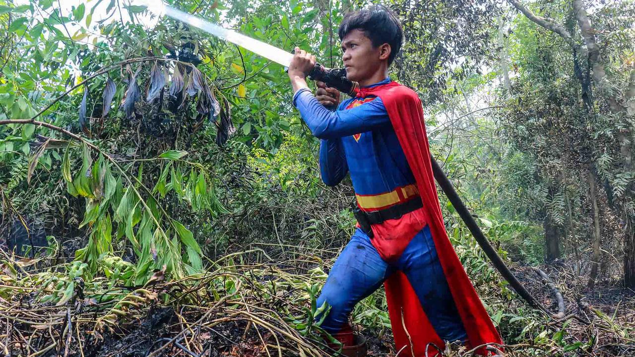 Superman Muncul di Tengah Kebakaran Lahan Palangkaraya