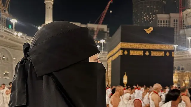 6 Potret Paula Verhoeven Umrah Tanpa Baim Wong, Sempat Bertemu Nagita Slavina