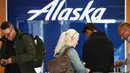 Hingga Senin pagi, Alaska Airlines telah membatalkan 141 penerbangan, atau 20 persen dari jadwal keberangkatannya. (Mario Tama/Getty Images/AFP)