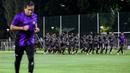 <p>Sejumlah pemain Timnas Indonesia U-20 melakukan pemanasan saat pemusatan latihan yang berlangsung di Lapangan B, Senayan, Jakarta, Jumat (15/03/2024) malam. Pemusatan latihan ini sebagai bentuk persiapan Timnas Indonesia U-20 untuk mengikuti ajang Piala AFF U-19 2024 dan Kualifikasi Piala Asi U-20 2025. (Bola.com/Bagaskara Lazuardi)</p>