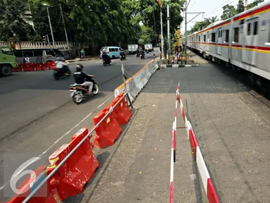 Perlintasan kereta api Permata Hijau-Patal Senayan yang ditutup, Jakarta, Selasa (3/11). Penutupan dilakukan karena adanya pekerjaan jalur atas fly over yang nantinya juga akan dilakukan secara permanen. (Liputan6.com/Immanuel Antonius)