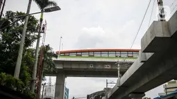 Halte Transjakarta Centrale Stiching Wederopbouw (CSW) di kawasan Jalan Sisingamangaraja, Jakarta, Rabu (15/1/2020).  Untuk mencapai halte yang setara dengan bangunan bertingkat 7 lantai tersebut harus melalui 117 anak tangga dengan ketinggian 20 meter. (Liputan6.com/Faizal Fanani)