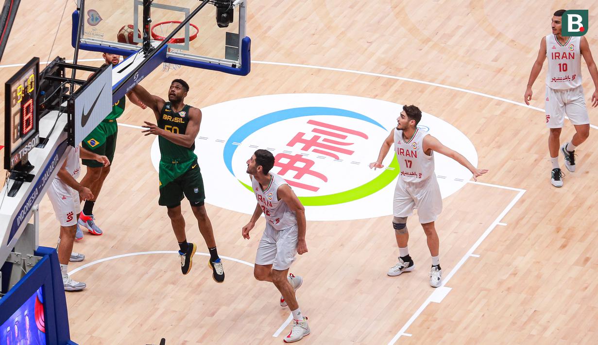 Pebasket Brasil, Bruno Caboclo melakukan lay up saat laga Grup G Piala Dunia FIBA 2023 antara Iran melawan Brasil di Indonesia Arena, Senayan, Jakarta, Sabtu (26/08/2023). (Bola.com/Bagaskara Lazuardi)