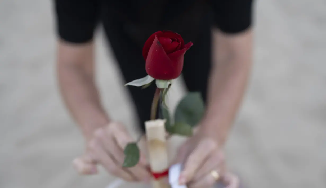 Hingga saat ini, penyelidikan atas penyebab tragedi itu masih terhenti, menyisakan kesedihan yang mendalam bagi para kerabat korban yang menuntut keadilan. (AP Photo/Silvia Izquierdo)