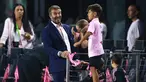 Reaksi pemilik klub Inter Miami, David Beckham (kiri) saat anak dari Lionel Messi dan Sergio Busquets mencipratkan air sebelum laga Inter Miami melawan Orlando City pada laga lanjutan MLS Amerika di DRV PNK Stadium, Florida, Amerika Serikat, 2 Agustus 2023 waktu setempat. (AFP/Getty Images/Hector Vivas)