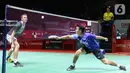 Pebulu tangkis tunggal putra Indonesia Christian Adinata (kanan) mengembalikan kok ke arah lawannya pebulu tangkis tunggal putra Belanda Mark Caljouw pada babak kualifikasi turnamen Daihatsu Indonesia Masters 2023 di Istora Gelora Bung Karno, Jakarta, Selasa (24/1/2023). Christian Adinata menang atas Mark Caljouw dengan skor 20-22, 21-14, dan 21-17. (Liputan6.com/Herman Zakharia)