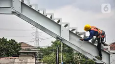 Pekerja Dinas Bina Marga DKI Jakarta mengerjakan pembangunan JPO di Jalan Kolonel Sugiono, Duren Sawit, Jakarta Timur, Rabu (3/11/2021). Pembangunan JPO tersebut bertujuan memberikan kenyamanan serta keselamatan bagi pejalan kaki dan mencegah kecelakaan. (merdeka.com/Iqbal S. Nugroho)