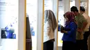 Sejumlah nasabah melakukan transaksi di ATM Mandiri, Jakarta, Selasa (6/6). Jumlah tersebut meningkat sekitar 10 persen dibandingkan kebutuhan uang tunai harian pada bulan-bulan biasanya. (Liputan6.com/Angga Yuniar)