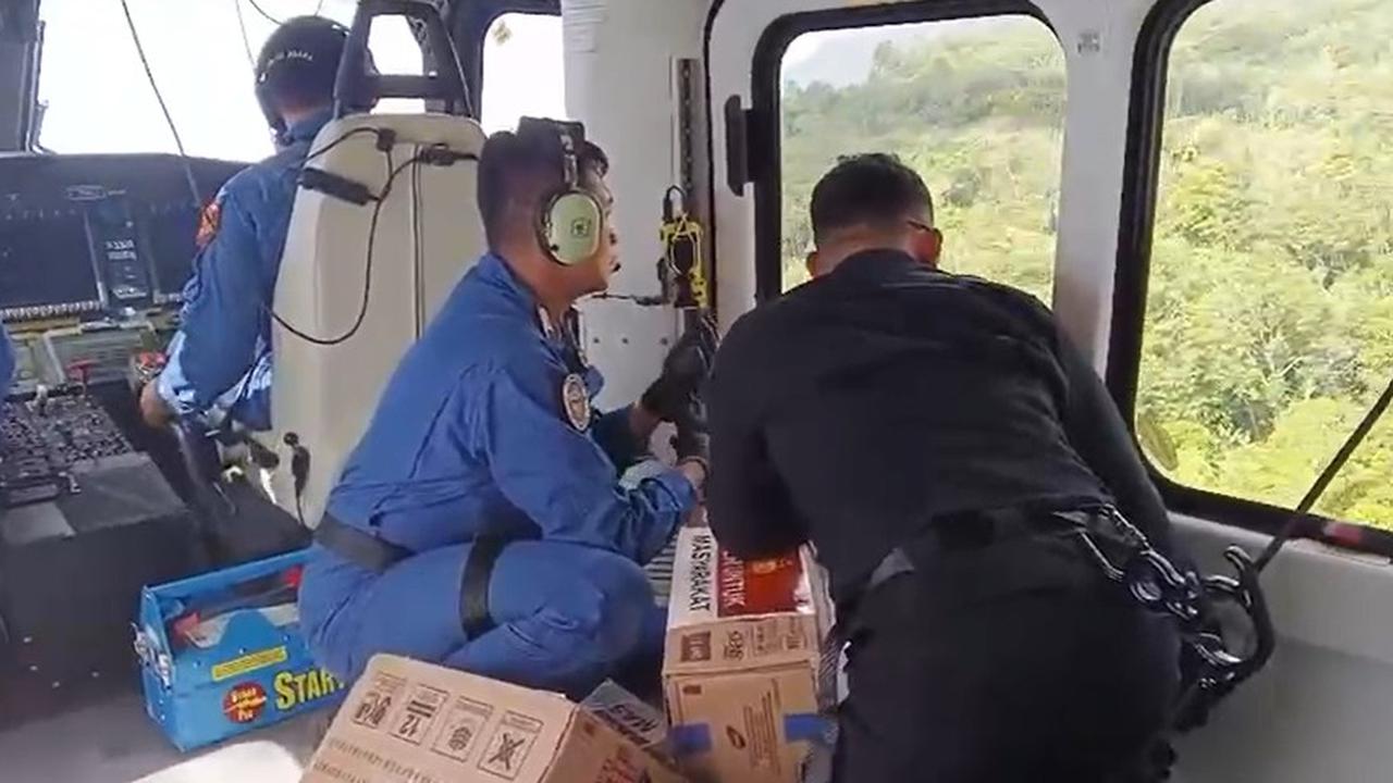 Polri Lanjutkan Distribusi Bantuan Bencana Banjir dengan Airdrop ke Tapanuli Utara dan Tapanuli Tengah
