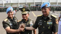 Mayjen TNI Andika Perkasa, Panglima TNI Jenderal TNI Dr. Moeldoko dan Mayjen TNI Doni Monardo berpose bersama usai serah terima jabatan, Markas Komando Paspampres, Jakpus, Rabu (22/10/2014) (Dok.Puspen TNI)