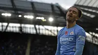 Belum genap semusim di Manchester City, Jack Grealish malah mengalami penurunan nilai pasarnya karena sering didera cedera. Hal tersebut membuat Pep Guardiola sering menaruhnya di bangku cadangan. Ia mengalami penurunan nilai pasar sebesar 20 juta euro atau setara 322 miliar rupiah. (AFP/Oli Scarff)