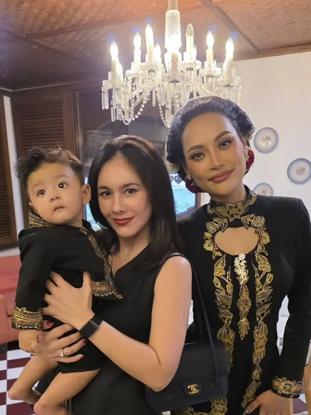 Wulan Guritno saat Hadir Tedak Siten Putra Erika Carlina bawa tas Chanel. [@wulanguritno]