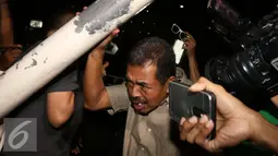 Oknum Jaksa di Kejati Sumbar bernama Farizal tampak kebingungan usai diperiksa oleh penyidik KPK selama kurang lebih enam jam, Jakarta, Rabu (21/9). (Liputan6.com/Helmi Afandi)