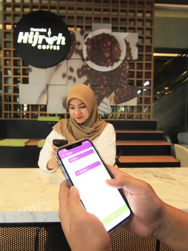 Karyawan Bank Muamalat melakukan transaksi menggunakan Muamalat DIN di Jakarta beberapa waktu lalu. (Dok Muamalat)
