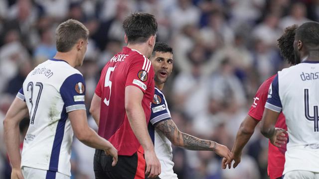 Harry Maguire dan Cristian Romero di Final Liga Europa 2024/2025