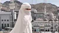 Celine Evangelista Pakai Abaya dan Bercadar Putih Saat Umrah Perdana, Warganet Mengaku Merinding.&nbsp; foto//video: @paparich666, @visualharamain, Instagram @celine_evangelista