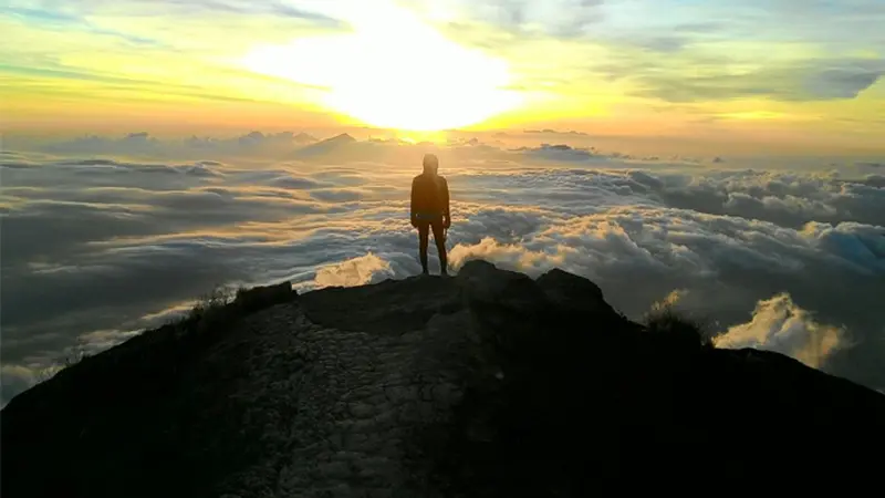 Backpacker kece mendaki gunung suci gunung agung bali