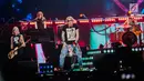 Vokalis Guns N' Roses, Axl Rose saat tampil pada konser Guns N' Roses “Not In This Lifetime” Tour in Jakarta 2018 di Stadion Gelora Bung Karno, Jakarta, Kamis (8/11). Band rock Amerika ini membawakan lagu hits sekitar 3 jam. (Liputan6.com/Faizal Fanani)