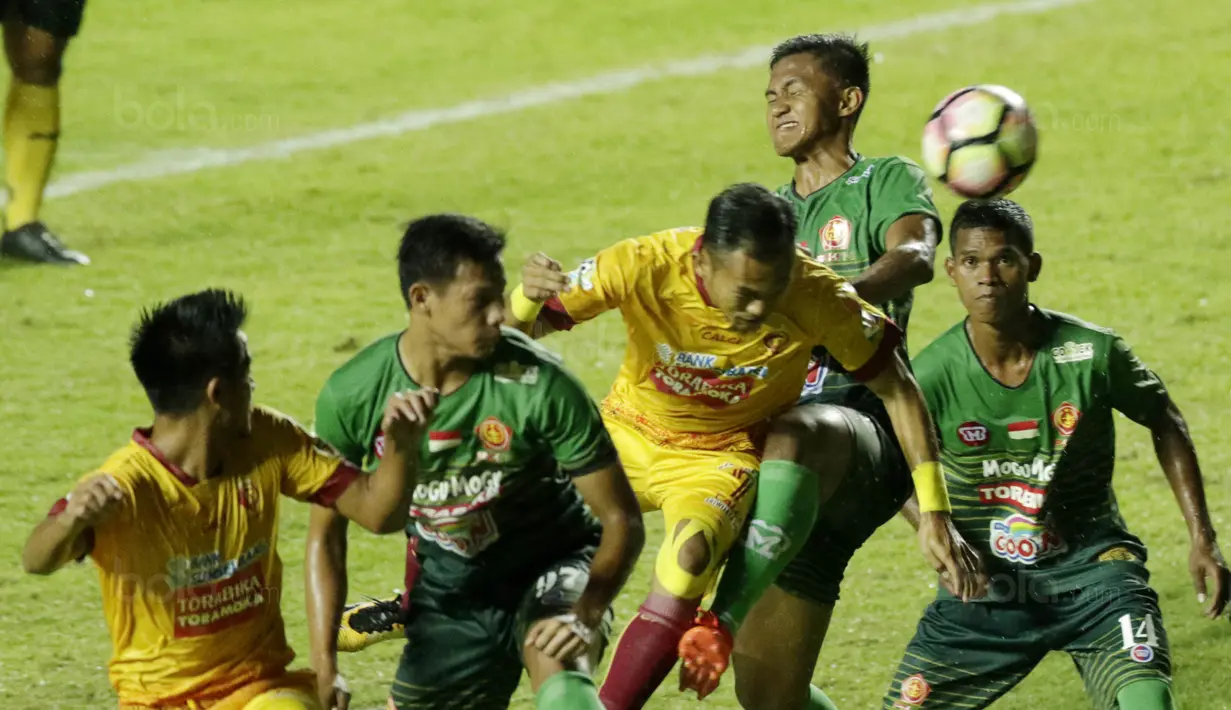 Proses terjadinya gol oleh striker Sriwijaya FC, Airlangga, ke gawang PS TNI pada laga Liga 1 Indonesia di Stadion Pakansari, Bogor, Rabu, (25/10/2017). PS TNI menang 2-1 atas Sriwijaya FC. (Bola.com/M Iqbal Ichsan)