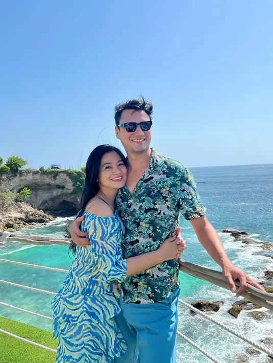 Sosok Titi Kamal banyak disorot banyak netizen. Tidak sedikit yang menyebutnya tampil menawan dengan dress bernuansa biru muda tersebut. Banyak yang menyebut aktris berusia 42 tahun ini tampil awet muda bak anak muda. (Liputan6.com/IG/@titi_kamall)