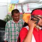 Petugas mengisi bahan bakar jenis Premium di SPBU Cikini, Jakarta, Kamis (24/12). Untuk bahan bakar jenis Premium turun Rp 150/liter dan harga solar turun sebesar Rp 800/liter. (Liputan6.com/Angga Yuniar)