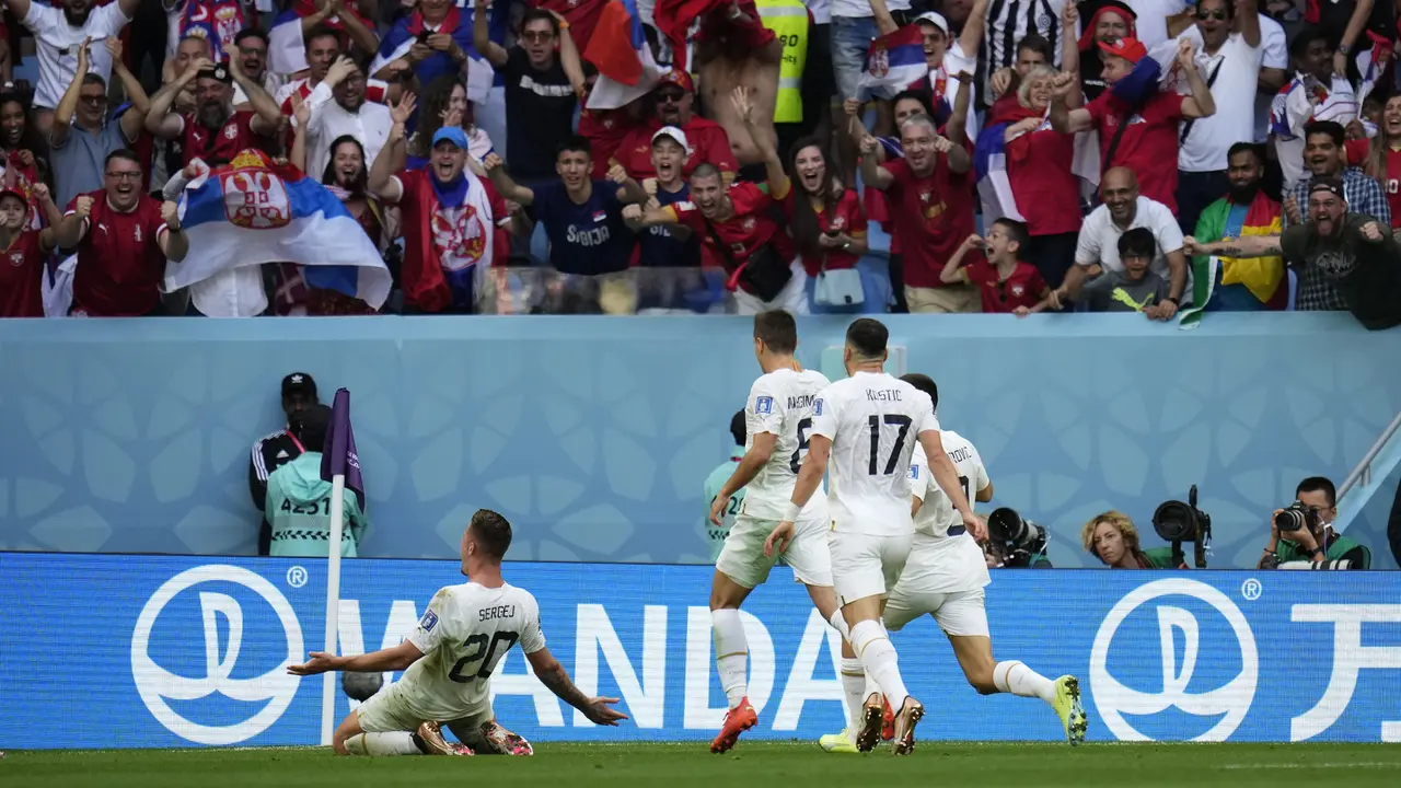 Foto: Melihat Aksi saling Comeback Serbia dan Kamerun yang Berujung Hasil Imbang pada Laga Grup G Piala Dunia 2022