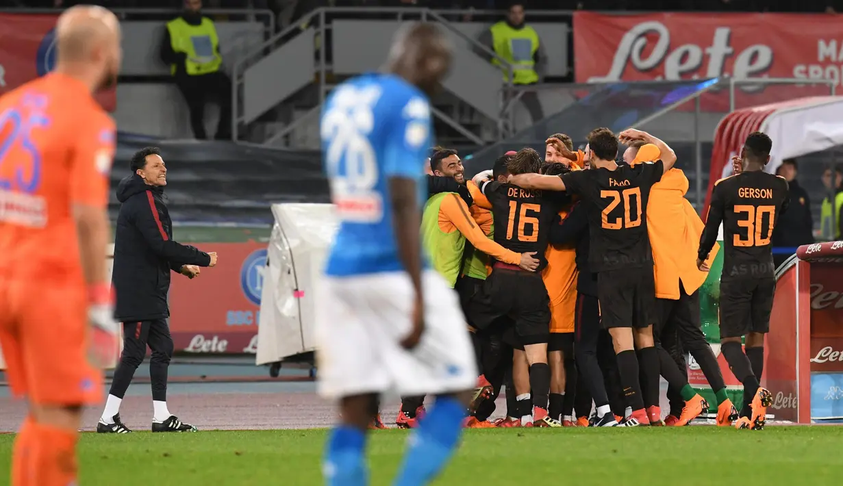 Pemain AS Roma merayakan gol keempat mereka saat melawan Napoli pada pertandingan Liga Italia Serie A di stadion San Paolo di Naples, Italia (3/3). AS Roma berhasil mempermalukan tuan rumah Napoli 2-4. (Ciro Fusco / ANSA via AP)