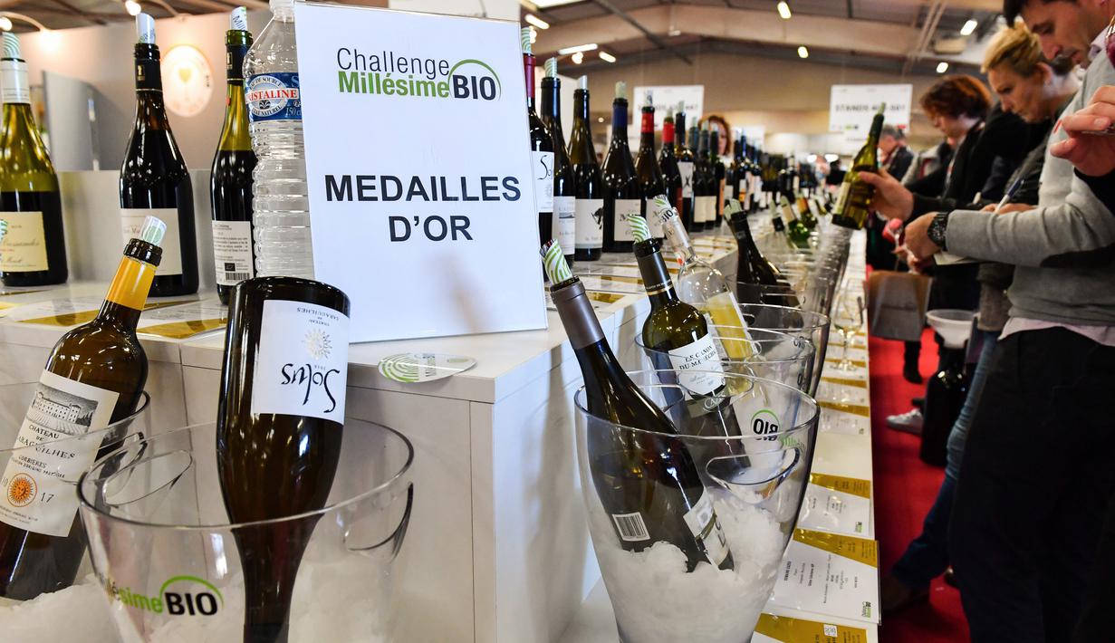 Pengunjung mencicipi wine organik dalam pameran  Millesime Bio 2018 di Kota Montpellier, Prancis, Senin (29/1). Pameran ini diikuti sebanyak 16 negara. (AFP PHOTO/PASCAL GUYOT)