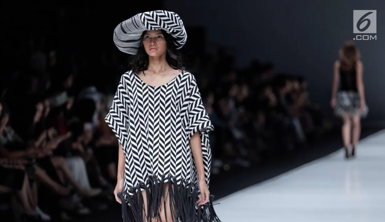 Seorang model membawakan busana rancangan desainer Derek Lawlor pada ajang Jakarta Fashion Week 2018 di Senayan City, Jumat (27/10). Melalui Derek Lawlor, British Council membawakan inspirasi dari negeri monarki. (Liputan6.com/Faizal Fanani)