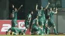 Para pemain PSS Sleman merayakan gol yang dicetak Cristian Gonzales ke gawang Semen Padang pada laga Liga 2 di Stadion Pakansari, Jawa Barat, Selasa (4/12). PSS menang 2-0 atas Semen Padang. (Bola.com/M. Iqbal Ichsan)