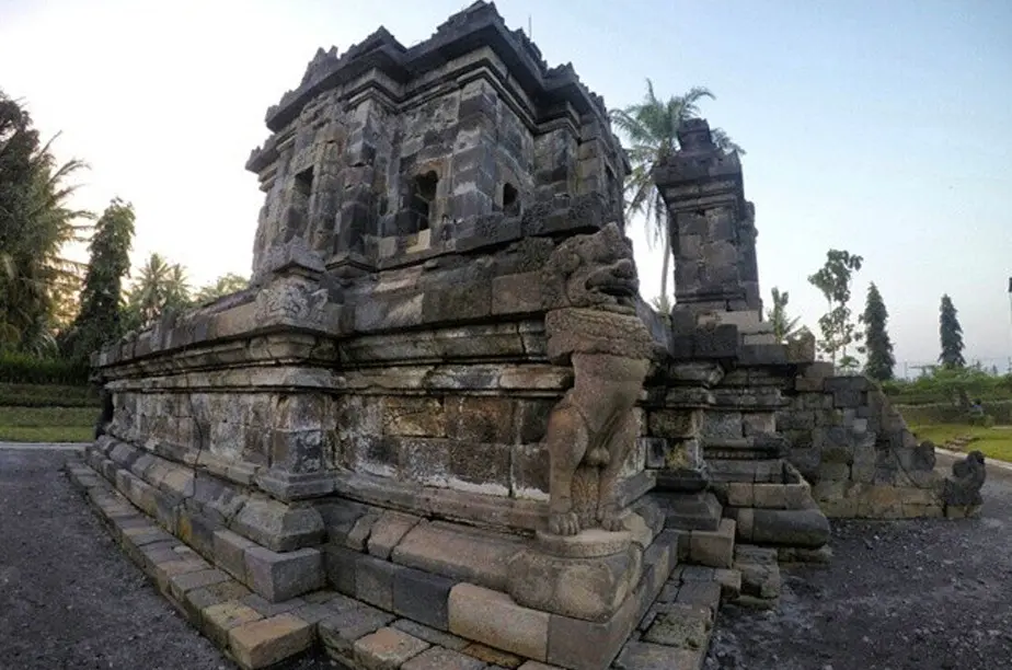 Dua dari lima candi di kompleks candi Ngawen ini dihiasi arca singa misterius. (foto : Liputan6.com / edhie prayitno ige)