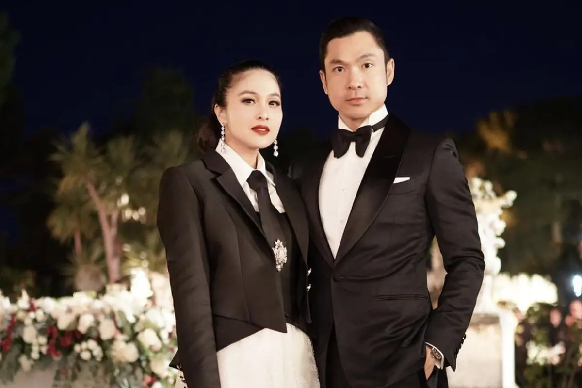 Sandra Dewi terlihat mesra dengan sang suami