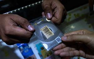 Lonjakan harga emas membuat transaksi di Galeri 24 melonjak tajam. (Liputan6.com/Herman Zakharia)