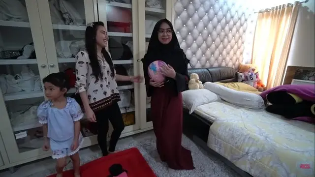 Potret Lemari Ayu Ting Ting, Pintu Rusak Tapi Isi Tas Branded