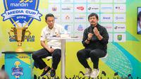 Yunus Nusi (kiri) dan Indra Sjafri (kanan) berbicara pada konferensi pers Media Cup 2024 di GBK Arena, Jakarta, Jumat (25/10/2024) sore WIB. (Bola.com/Bagaskara Lazuardi)