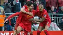 Para pemain Liverpool merayakan gol yang dicetak Emre Can ke gawang Burnley pada laga Liga Inggris di Stadion Anfield, Inggris, (12/3/2017). Liverpool menang 2-1 atas Burnley. (EPA/Peter Powell)