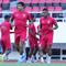 Para pemain Malut Unitedsaat melakukan pemanasan. (Gatot Sumitro/Bola.com)