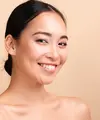 Dengan melakukan ritual pagi yang konsisten, seperti menggunakan vitamin C dan melakukan gentle facial massage kamu dapat mendapatkan kulit yang segar. [Dok/freepik.com]