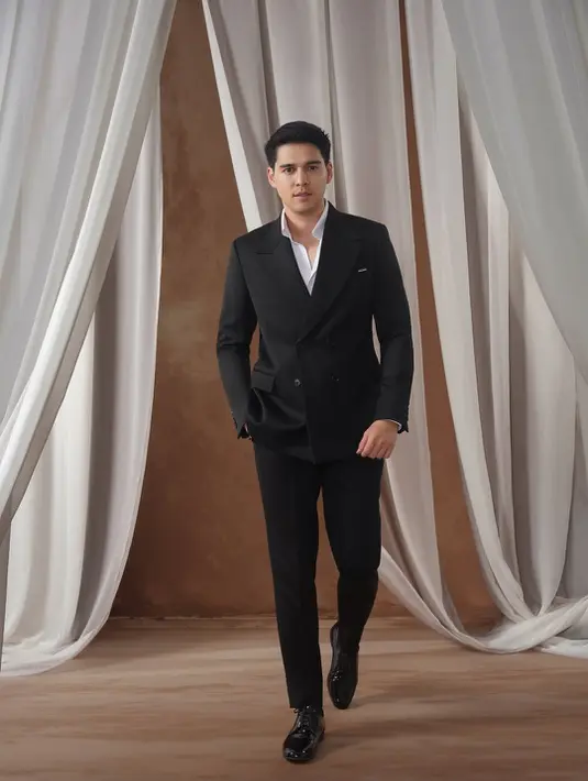 Tidak hanya busana dan riasan, detail lain seperti sepatu dari @jimmychoo yang digunakan Luna serta dekorasi bernuansa clean classic dari @orlinsevents turut melengkapi nuansa intim dan eksklusif pada pemotretan ini. Kulit bercahaya Luna pun tak lepas dari perawatan intensif oleh @ZAPPremiere, yang menjaga penampilannya tetap on point. [@lunamaya].