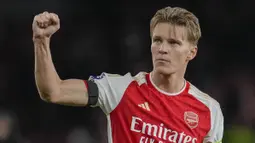 Pemain Arsenal,  Martin Odegaard, merayakan kemenangan atas Chelsea dalam duel tunda pekan ke-29 Premier League 2023/2024, Rabu (24/4/2024). Kemenangan ini memperkuat posisi Arsenal di puncak klasemen Liga Inggris sementara dengan 77 poin dari 34 laga. (AP Photo/Kin Cheung)